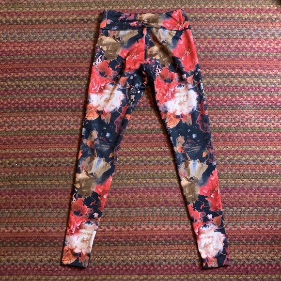 RED & BLACK FLORAL KIRAGRACE YOGA LEGGINGS - Picture 4 of 4